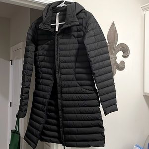 Lululemon On the Move Goosedown jacket. Thigh length. Slim fit. Black. Like New